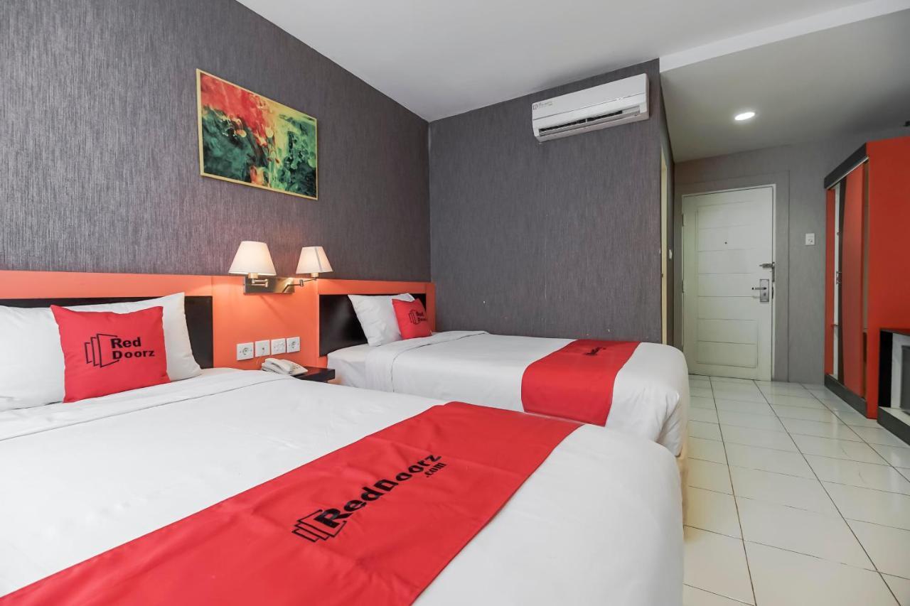 Готель Reddoorz Premium Near Pantai Losari 2 Макасар Екстер'єр фото